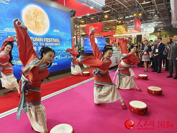 “你好！中國”展臺(tái)開幕式上的中國傳統(tǒng)舞蹈表演。人民網(wǎng)記者 尚凱元攝