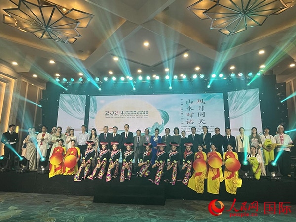 兩國嘉賓與中越藝術家現(xiàn)場合影。人民網(wǎng)記者 楊曄攝