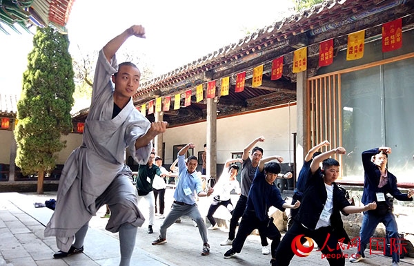 日本少林寺拳法青年代表團(tuán)體驗體驗少林十三拳。人民網(wǎng)記者 張靖攝