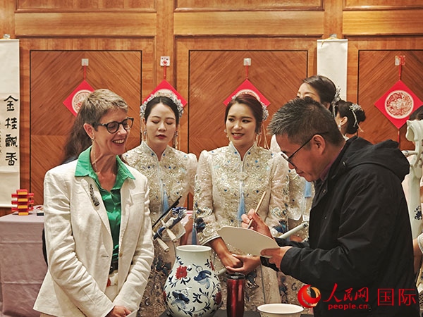 現(xiàn)場的非遺傳承人為英國觀眾展示畫技。人民網(wǎng)記者 邢雪攝