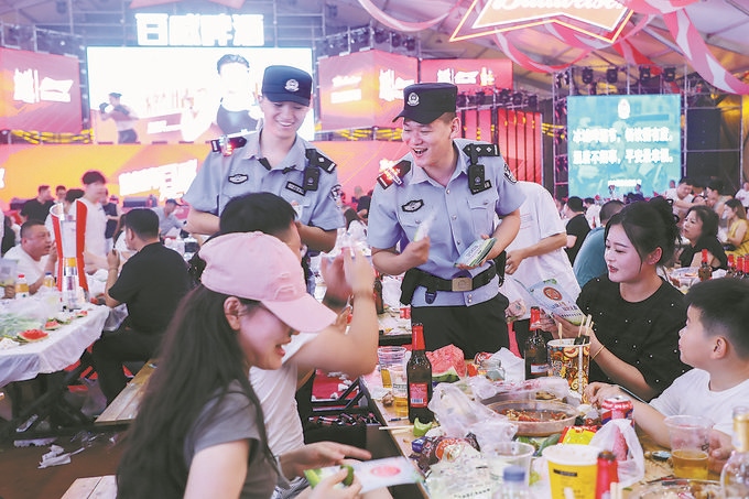 8月10日，黑龍江省哈爾濱市公安局松北分局民警輔警在啤酒大棚開展安全宣傳。史繼東攝