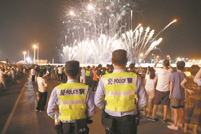 8月10日，黑龍江省哈爾濱市公安局松北分局民警輔警在啤酒大棚開展安全宣傳。史繼東攝