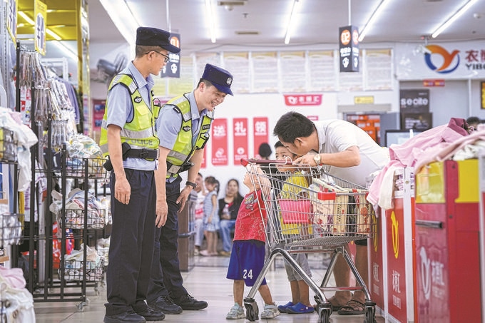 ?8月27日，貴州省凱里市公安局組織開展拉網(wǎng)式大排查，民警在超市和群眾交流。周國輝攝