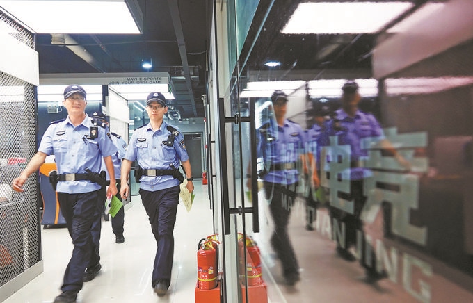▲7月6日，山西省新絳縣公安局龍興派出所組織警力對(duì)網(wǎng)吧等場所進(jìn)行集中治安檢查。高新生攝