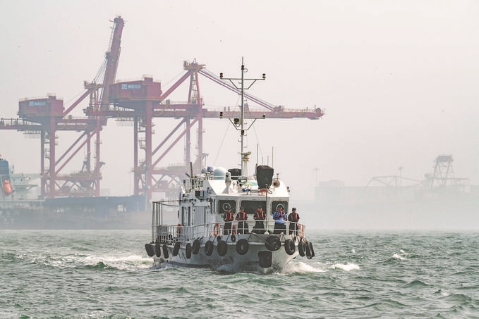 ?7月5日，秦皇島出入境邊防檢查站聯(lián)合秦皇島市公安局水陸巡特警支隊(duì)開展海上聯(lián)合巡航。陳凈萱攝