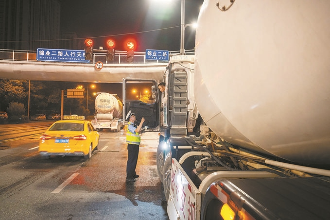 7月25日，陜西省西安市公安局交警支隊(duì)開展全市中重型貨車及面包車違法異地互查整治行動(dòng)。孫崇明攝