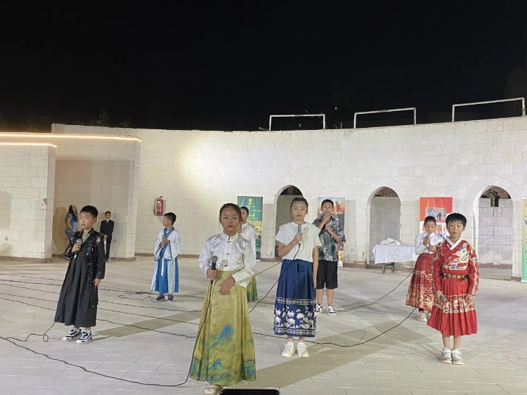 東方藝術(shù)文化館小朋友的詩(shī)朗誦表演。開羅中國(guó)文化中心供圖