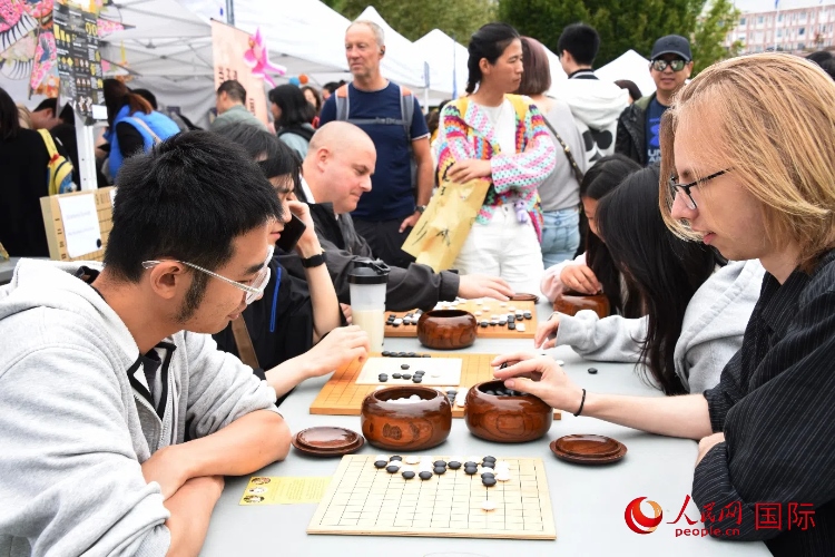 圍棋博弈。人民網記者 殷淼攝
