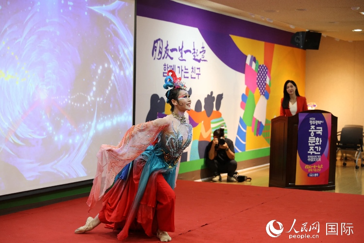 中國演員在中國文化周開幕式上表演舞蹈。人民網(wǎng)記者 莽九晨攝