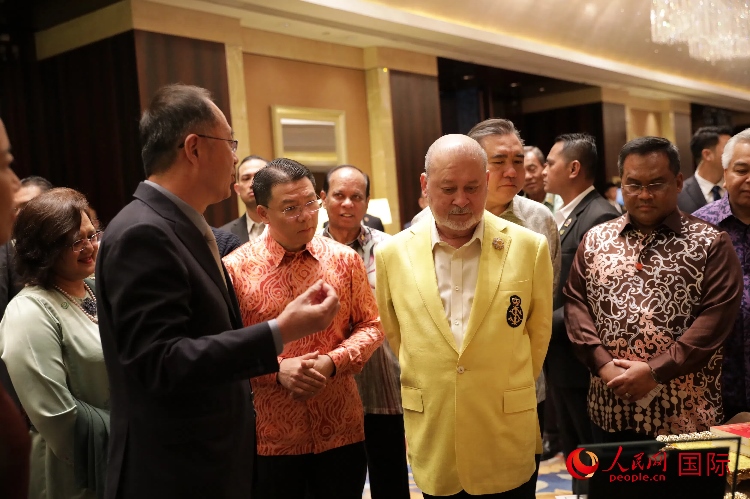 北京外國語大學校長賈文鍵向蘇丹易卜拉欣介紹該校的發(fā)展情況。人民網(wǎng) 王婧攝