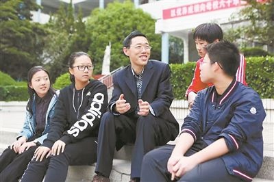 淮北市首批高層次人才儲(chǔ)備金獲得者、淮北市第一中學(xué)教師陳超（左三）在與學(xué)生交談?；幢笔形瞬殴ぷ骶止﹫D