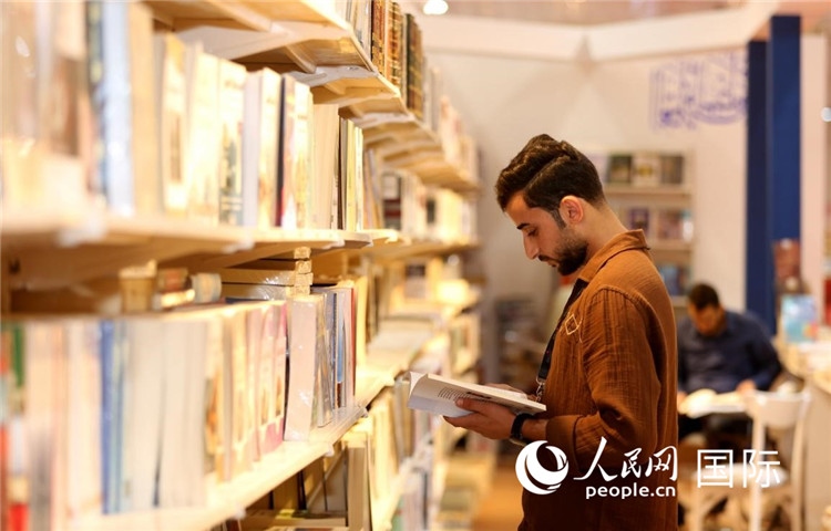 一位民眾在讀書(shū)。人民網(wǎng)中東中心分社奧馬爾·哈利勒攝