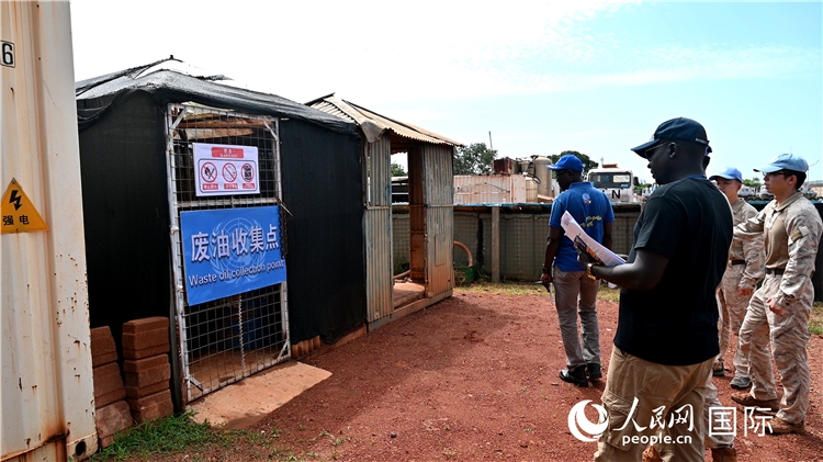 圖5 檢查廢棄油料收集點(diǎn)。王軍杰攝