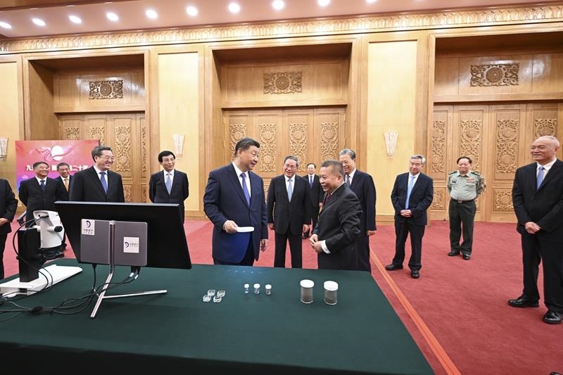 △2024年9月23日，習(xí)近平總書記等參觀月球樣品和探月工程成果展覽。