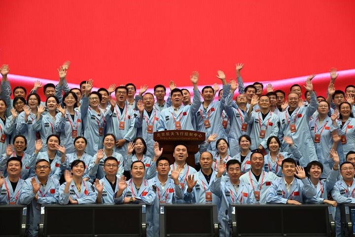 △2024年6月25日，嫦娥六號任務(wù)圓滿成功后，工作人員在北京航天飛行控制中心合影。