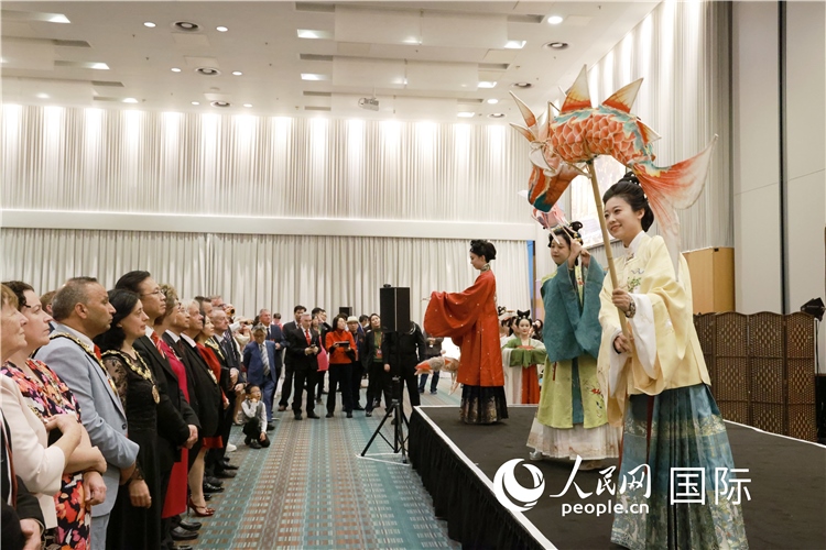 2、留學(xué)生表演了漢服展示《絲路霓裳》。邢雪攝