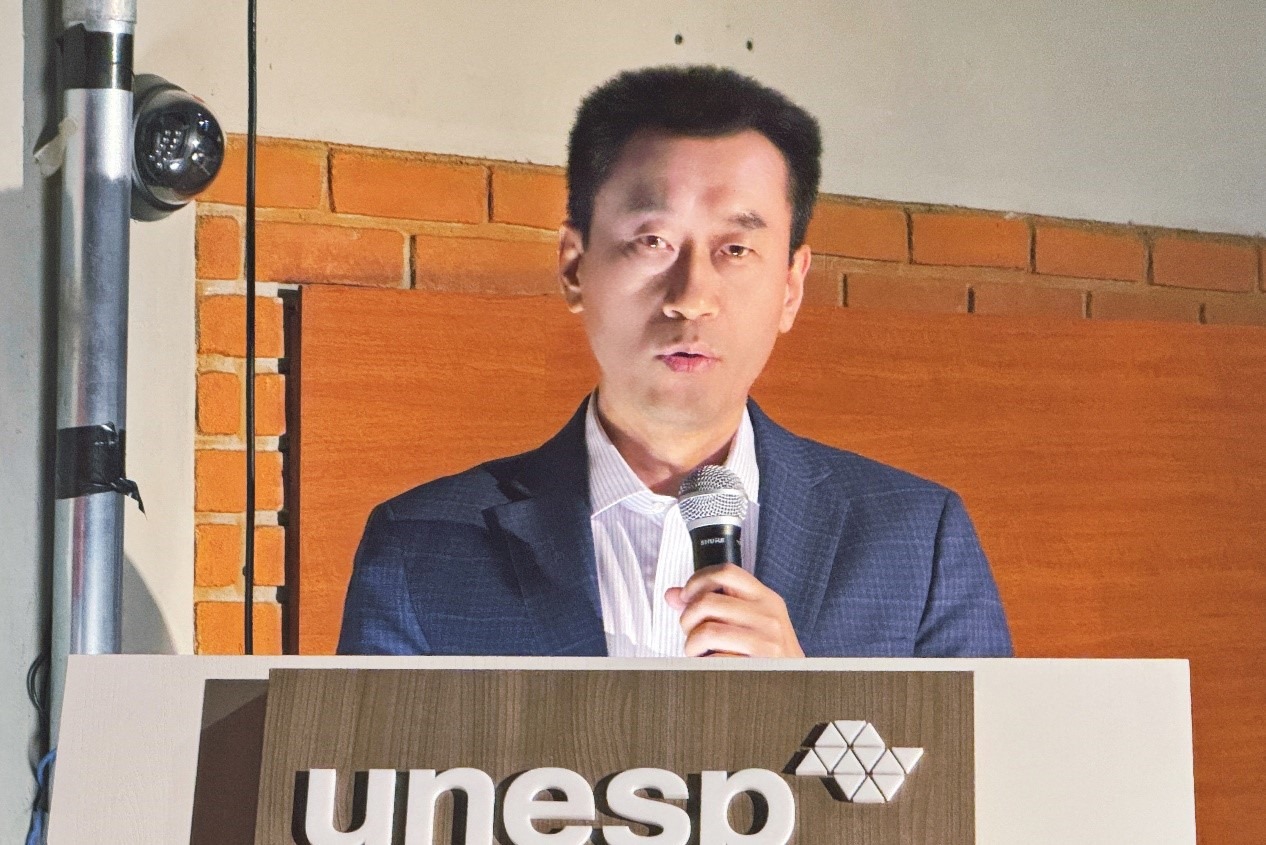 中國駐圣保羅總領(lǐng)事館副總領(lǐng)事田玉震在活動中致辭。圣保羅州立大學(xué)孔子學(xué)院供圖