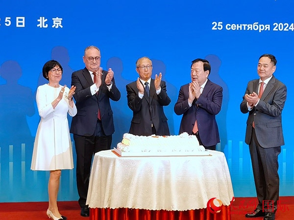 中共中央政治局委員、全國(guó)人大常委會(huì)副委員長(zhǎng)李鴻忠（中），夏寶龍主席（右二），楊萬(wàn)明會(huì)長(zhǎng)（右一）和莫爾古洛夫大使（左二）、大使夫人莫爾古洛娃（左一）在招待會(huì)上共切蛋糕。人民網(wǎng)記者 李明琪攝