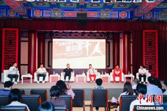 吳愉、王德新、沈?qū)W軍、江海東、朱曉蕾與在座同學(xué)們分享個人的體育故事與成長感悟。上海市港澳辦供圖