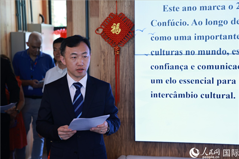 中國駐里約總領(lǐng)館副總領(lǐng)事王海濤在活動(dòng)現(xiàn)場(chǎng)致辭。人民網(wǎng)記者 陳海琪攝