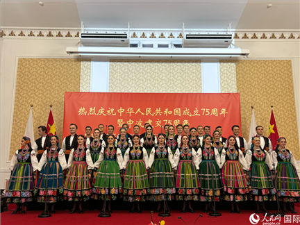 波蘭馬佐夫舍歌舞團(tuán)現(xiàn)場(chǎng)演出。人民網(wǎng)記者 禹麗敏攝