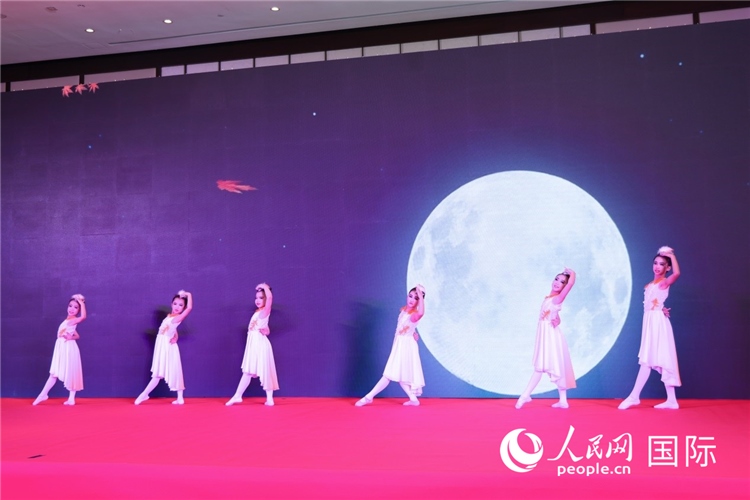 中國青少年歌舞表演。人民網(wǎng)記者任皓宇攝