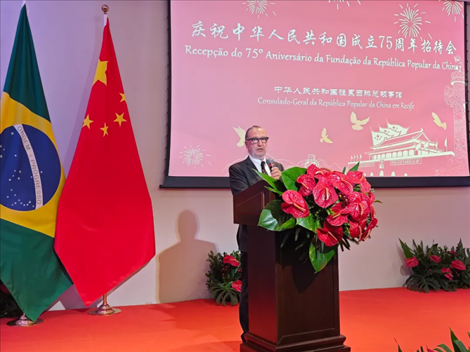 巴西外交部駐東北部地區(qū)辦公室主任德寶拉大使在招待會(huì)上致辭。 中國(guó)駐累西腓總領(lǐng)館供圖