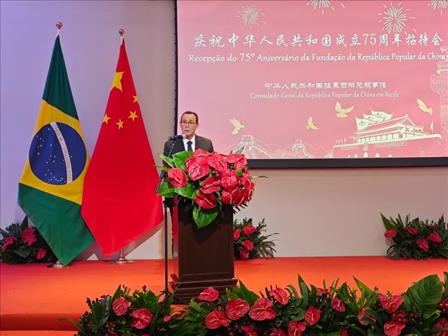 塞爾希培州州長(zhǎng)代表、副州長(zhǎng)索布拉爾在招待會(huì)上致辭。 中國(guó)駐累西腓總領(lǐng)館供圖