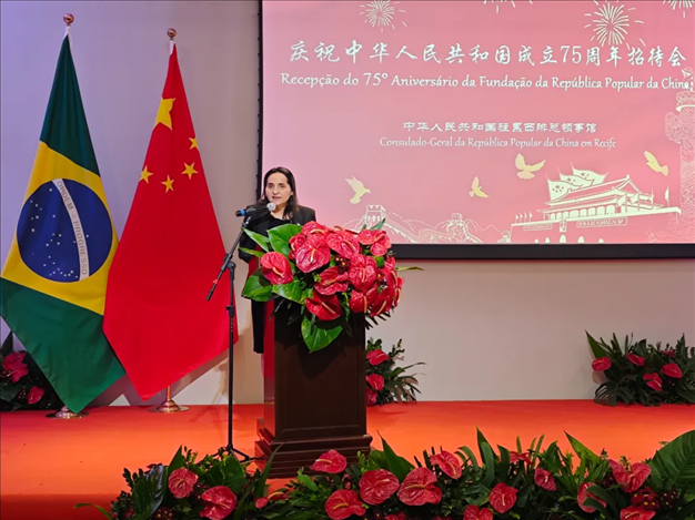 伯南布哥州州長(zhǎng)代表、科技廳長(zhǎng)維達(dá)爾在招待會(huì)上致辭。 中國(guó)駐累西腓總領(lǐng)館供圖