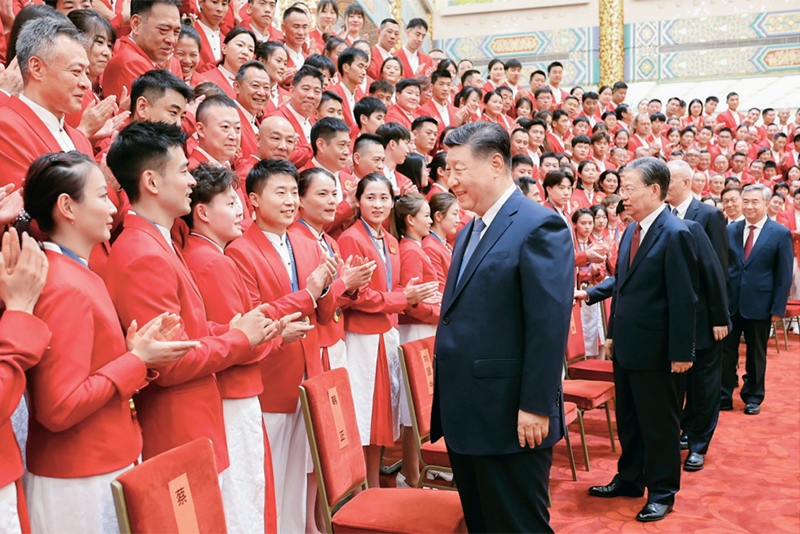 2024年8月20日，黨和國家領導人習近平、趙樂際、王滬寧、蔡奇、李希、韓正等在人民大會堂接見第33屆夏季奧林匹克運動會中國體育代表團全體成員。 新華社記者 鞠鵬/攝
