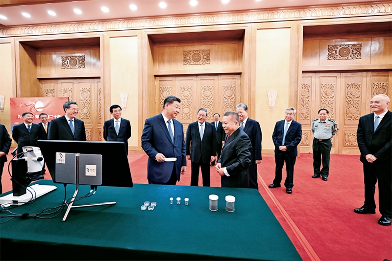 2024年9月23日，黨和國家領導人習近平、李強、趙樂際、王滬寧、蔡奇、丁薛祥、李希等在人民大會堂接見探月工程嫦娥六號任務參研參試人員代表并參觀月球樣品和探月工程成果展覽。這是習近平等參觀月球樣品和探月工程成果展覽。 新華社記者 謝環(huán)馳/攝