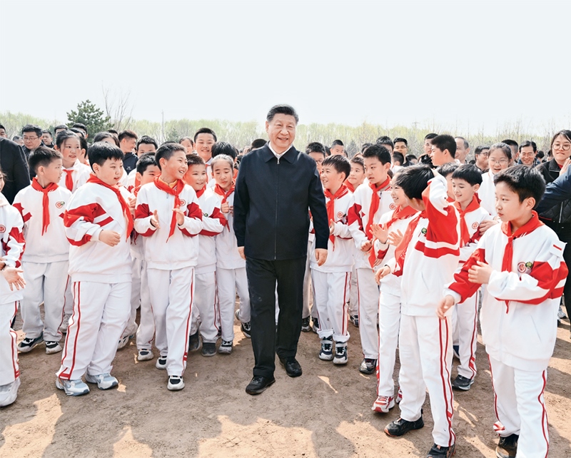 2024年4月3日，黨和國家領導人習近平、李強、趙樂際、王滬寧、蔡奇、丁薛祥、李希、韓正等來到北京市通州區(qū)潞城鎮(zhèn)參加首都義務植樹活動。這是習近平同少先隊員在一起。 新華社記者 李學仁/攝