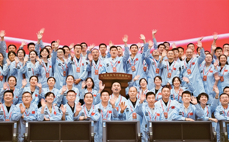 嫦娥六號(hào)完成了人類(lèi)歷史上首次月球背面采樣，突破了多項(xiàng)關(guān)鍵技術(shù)，是我國(guó)建設(shè)航天強(qiáng)國(guó)、科技強(qiáng)國(guó)取得的又一標(biāo)志性成果，是我國(guó)探月工程的重要里程碑。圖為2024年6月25日，嫦娥六號(hào)任務(wù)圓滿(mǎn)成功后，工作人員在北京航天飛行控制中心合影。 新華社記者 金良快/攝