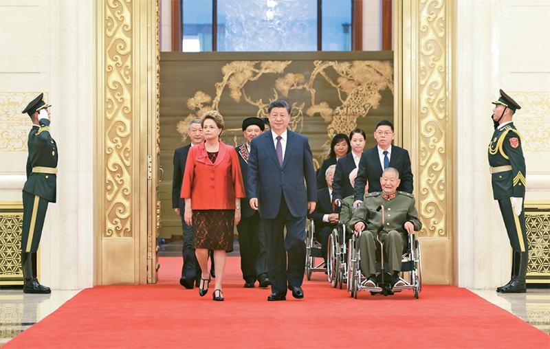 2024年9月29日，中華人民共和國國家勛章和國家榮譽稱號頒授儀式在北京人民大會堂金色大廳隆重舉行。中共中央總書記、國家主席、中央軍委主席習近平同國家勛章和國家榮譽稱號獲得者一同步入會場。 新華社記者 王曄/攝