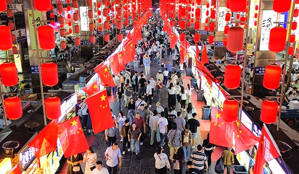 國(guó)慶臨近，河南省洛陽市老城歷史文化街區(qū)裝扮一新，國(guó)旗招展，處處洋溢著濃厚的國(guó)慶節(jié)日氛圍。來源：人民圖片網(wǎng)