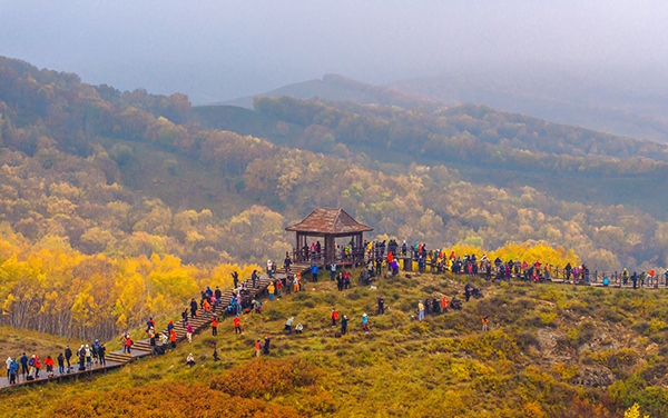 2024年9月27日，內(nèi)蒙古自治區(qū)赤峰市克什克騰旗烏蘭布統(tǒng)景區(qū)層林盡染，游人如織，風(fēng)光如畫。來源：人民圖片網(wǎng)
