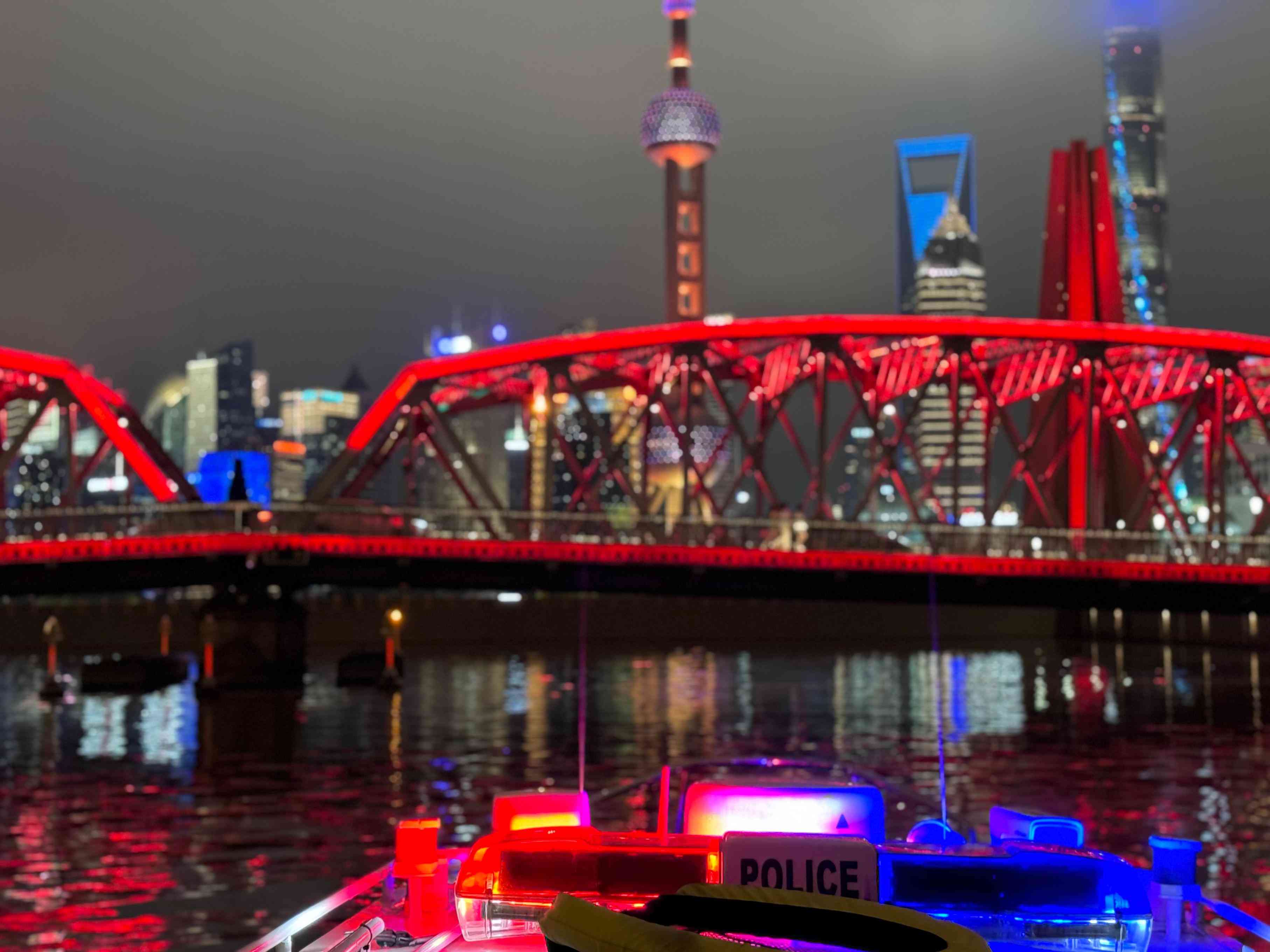 公安艇夜間巡邏。人民網(wǎng)記者 郝萍攝