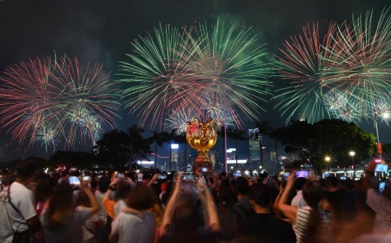 10月1日晚，香港國慶煙花匯演在維多利亞港舉行，慶祝中華人民共和國成立75周年。新華社記者 陳鐸 攝