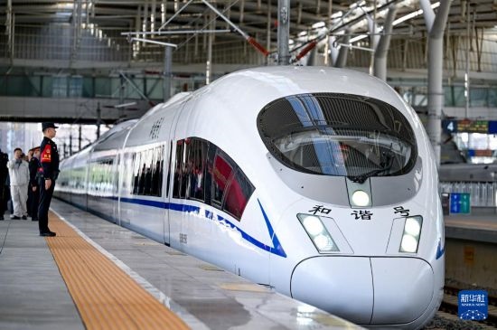 10月1日，由銀川開往惠農(nóng)的C8218次列車從銀川站駛出。