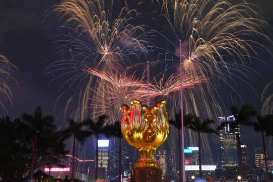 10月1日晚，香港國慶煙花匯演在維多利亞港舉行，慶祝中華人民共和國成立75周年。新華社記者 陳鐸 攝