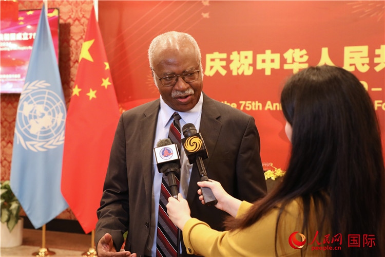 聯(lián)大主席菲勒蒙在招待會現(xiàn)場接受媒體采訪，他向中國政府和人民致以節(jié)日祝賀，表示中國的發(fā)展成就令人驚嘆。人民網(wǎng)記者 李志偉攝