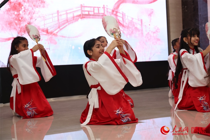 富查伊拉當(dāng)?shù)貙W(xué)校學(xué)生表演節(jié)目。人民網(wǎng)記者任皓宇攝