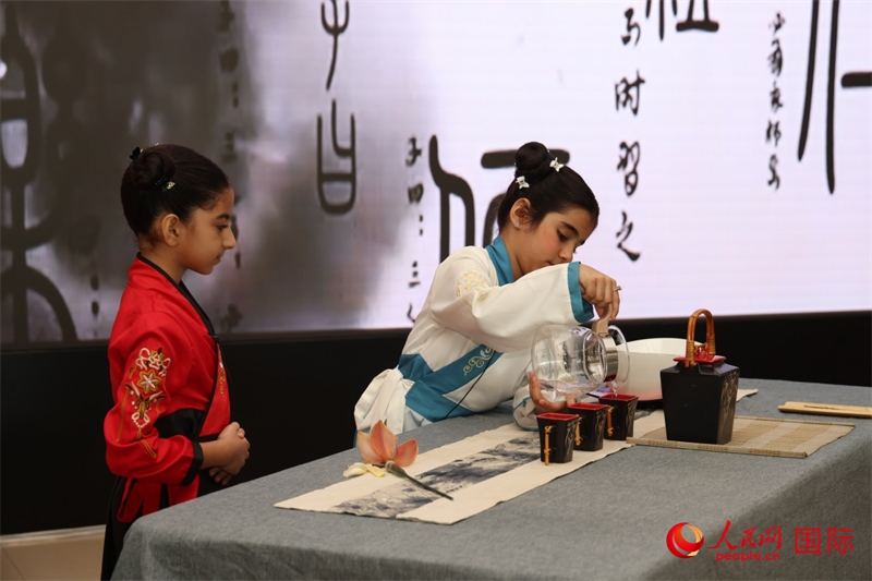 富查伊拉當(dāng)?shù)貙W(xué)校學(xué)生表演茶藝。人民網(wǎng)記者任皓宇攝