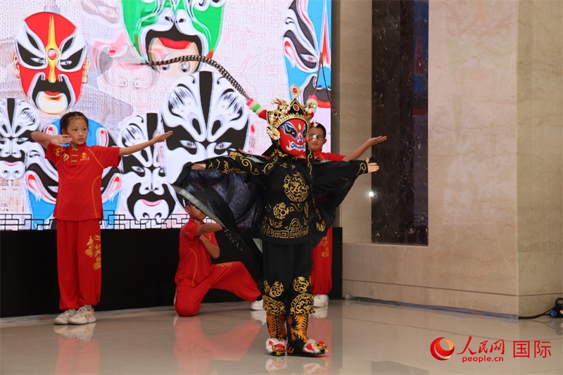 迪拜中國(guó)學(xué)校學(xué)生表演變臉。人民網(wǎng)記者任皓宇攝