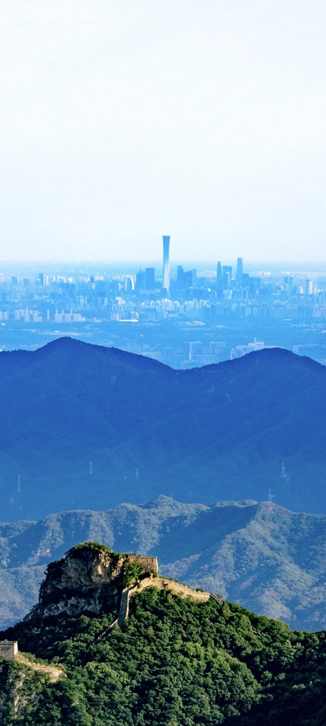 從長城上遠(yuǎn)眺，北京中央商務(wù)區(qū)清晰可見。（攝影：魯夢晗 王佰龍）