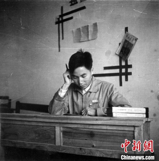 大學時期，龍樂豪在教室自習。(中國運載火箭技術研究院供圖)
