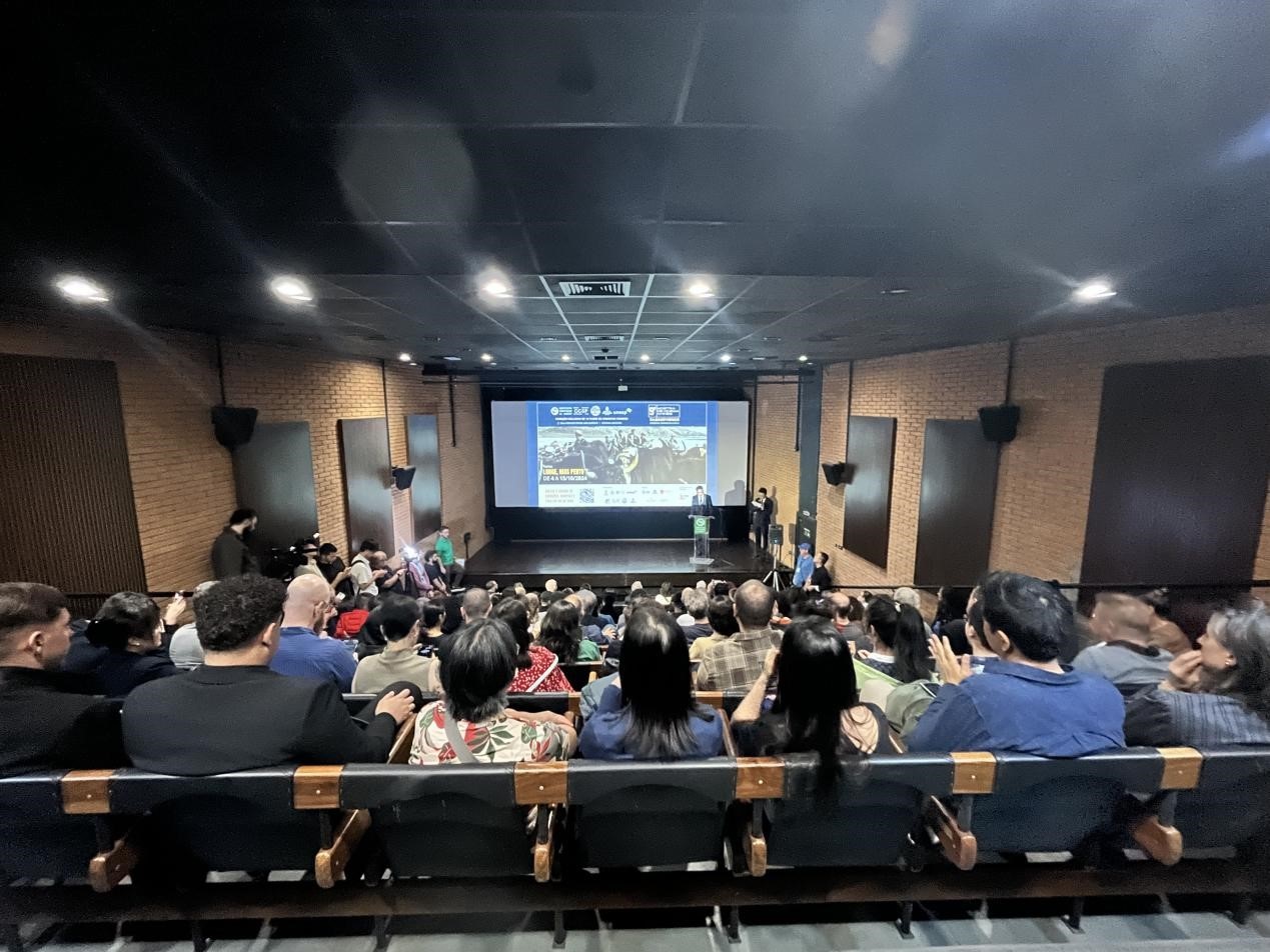 當(dāng)?shù)貢r間10月3日晚，由巴西圣保羅州立大學(xué)孔子學(xué)院舉辦的第九屆圣保羅中國電影展在圣保羅文化中心拉開帷幕。巴西圣保羅州立大學(xué)孔子學(xué)院供圖