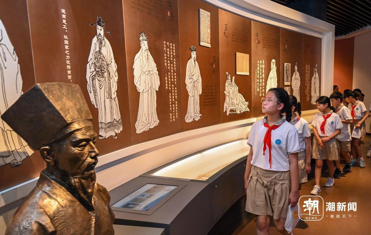 來(lái)自杭州市政苑小學(xué)的學(xué)生走進(jìn)浙江省檔案館“大寫(xiě)浙江人”展廳，近距離“觸摸”歷史、走進(jìn)榜樣、聆聽(tīng)故事，激發(fā)愛(ài)黨愛(ài)國(guó)愛(ài)家熱情。記者 董旭明 攝