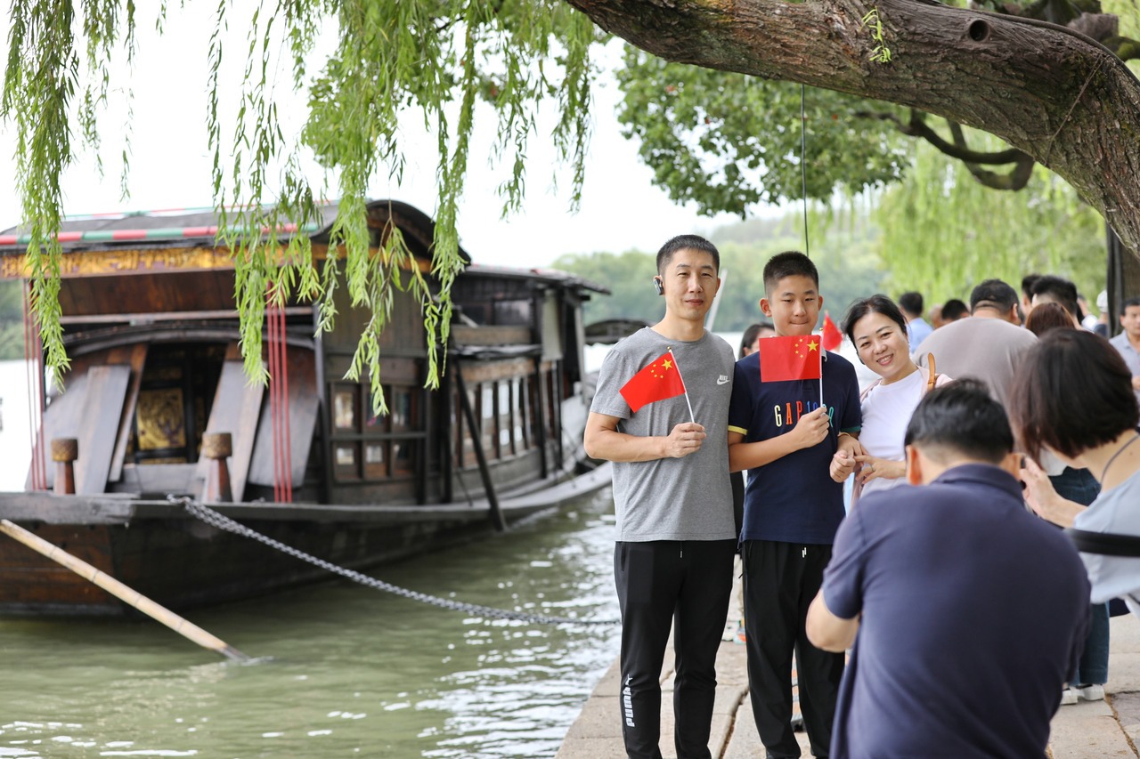 10月1日，市民在浙江省嘉興市南湖景區(qū)參加游園活動(dòng)。新華社發(fā) 金鵬 攝