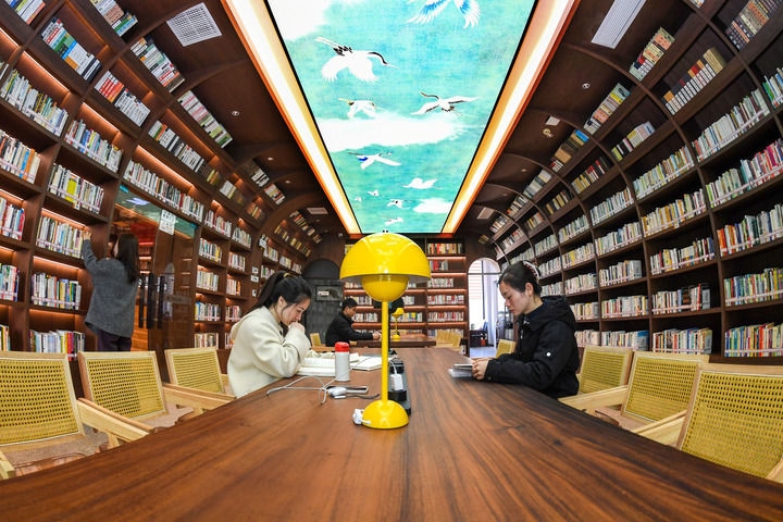 2024年1月4日，讀者在江西省宜春市袁州區(qū)珠泉街道獅子山公園城市書房內(nèi)閱讀、學(xué)習(xí)。新華社發(fā)（周亮 攝）